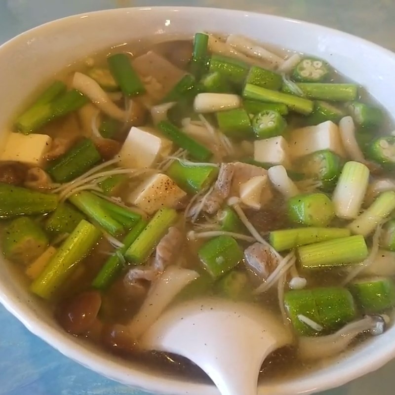 Tô canh đậu bắp nấm với màu sắc tươi sáng, hấp dẫn