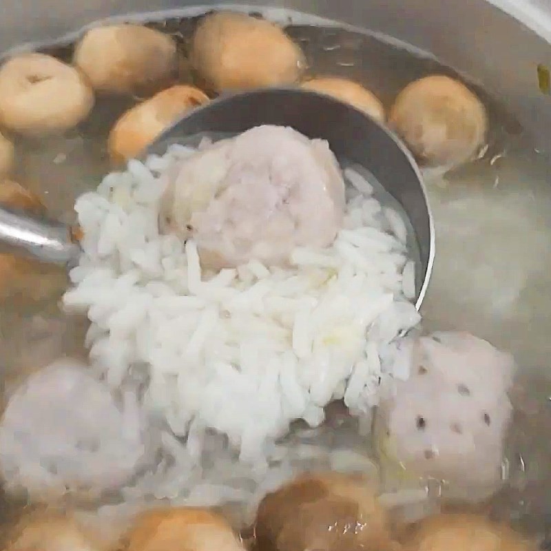 Cháo chả cá trình bày đẹp mắt cùng rau thơm và tiêu xay