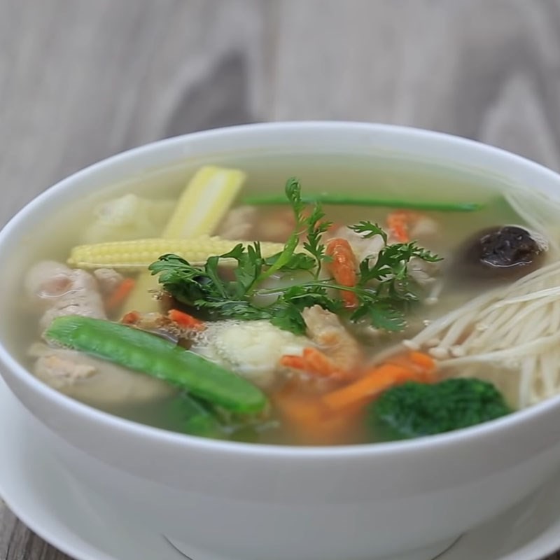 Bày trí nồi lẩu đuôi bò thuốc bắc cùng các món ăn kèm hấp dẫn