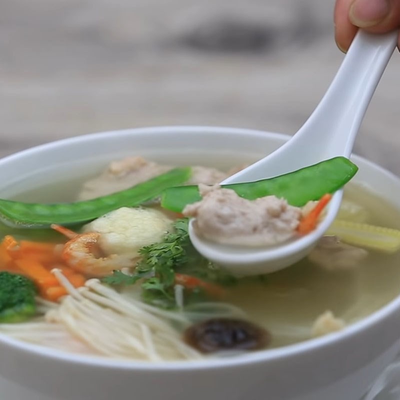 Canh mọc thập cẩm với đầy đủ nguyên liệu bổ dưỡng