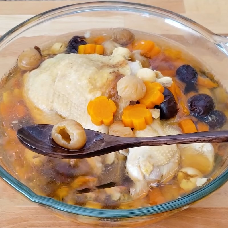 Canh gà hầm ngũ quả thơm lừng, nóng hổi được bày ra tô, sẵn sàng thưởng thức