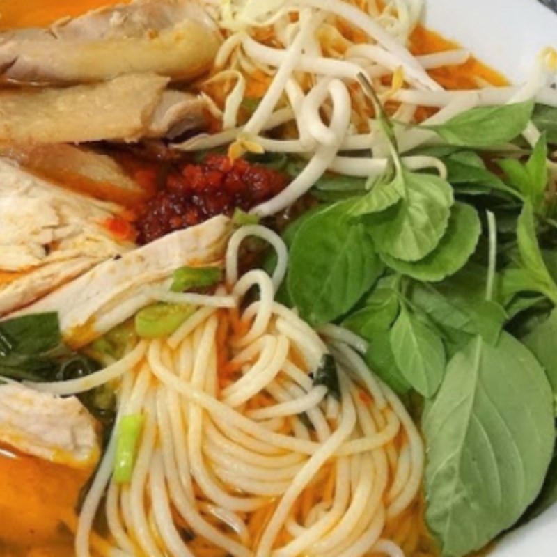Món gà sa tế đã hoàn thành, bày trí đẹp mắt