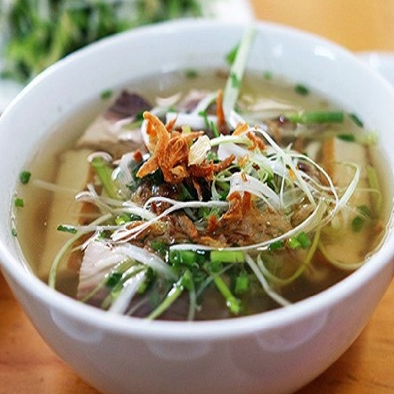 Bánh canh chả cá Quy Nhơn ngon đúng điệu, ăn kèm rau sống và nước mắm ớt đặc trưng