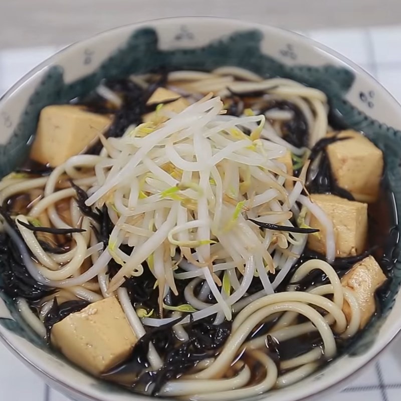 Món mì Udon rong biển thành phẩm sẵn sàng để thưởng thức