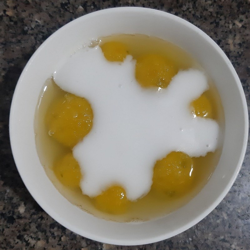 Chén chè bí đỏ nước cốt dừa thành phẩm thơm ngon, béo ngậy, sẵn sàng thưởng thức