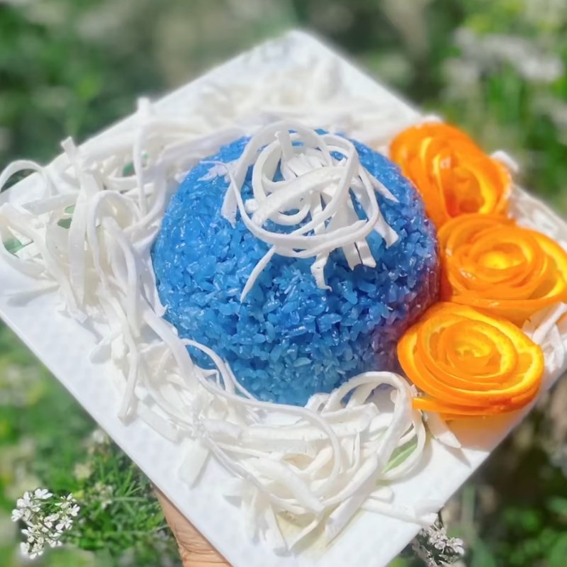 Xôi hoa đậu biếc cốt dừa dẻo mềm, béo ngậy, được nấu bằng nồi cơm điện