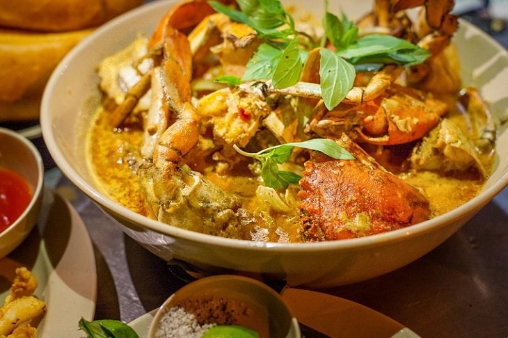 Thành phẩm cà ri cua vàng ươm hấp dẫn