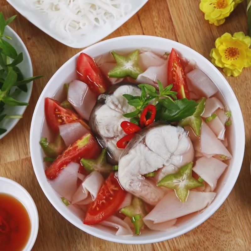 Món canh chua cá lăng nấu măng chua đã hoàn thành và sẵn sàng thưởng thức