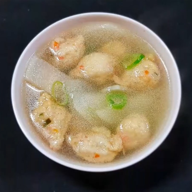 Thành phẩm canh củ cải chả cá Hàn Quốc thơm lừng, hấp dẫn