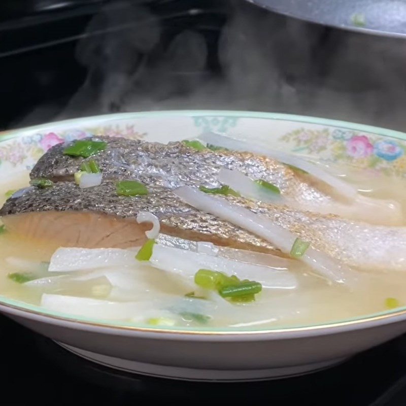 Thành phẩm canh củ cải cá hồi thơm ngon, bổ dưỡng cho gia đình