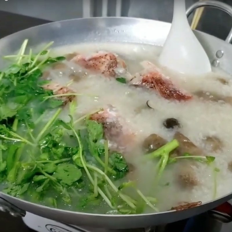 Bát cháo cá mú thành phẩm nóng hổi, trang trí rau thơm, sẵn sàng thưởng thức