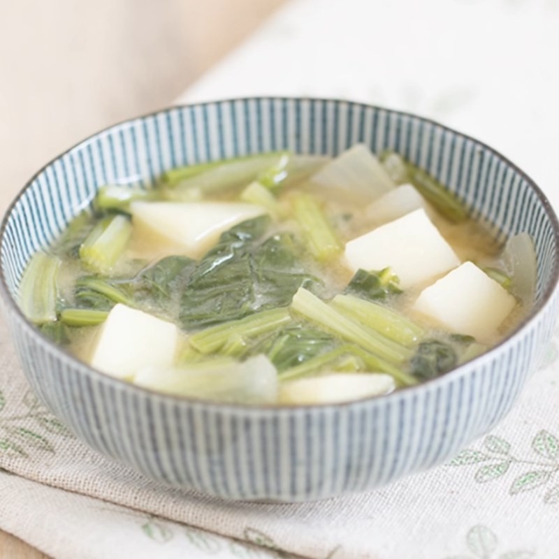 Tô canh khoai tây rau chân vịt chay nóng hổi, thơm ngon