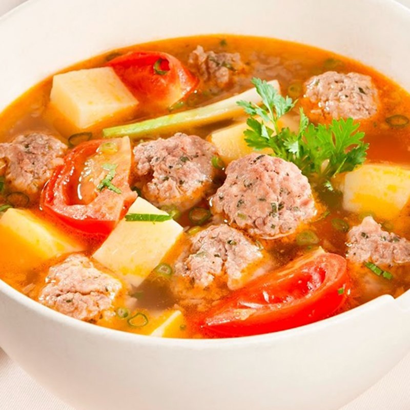 Thành phẩm tô canh khoai tây cà chua thịt bò hấp dẫn, nóng hổi