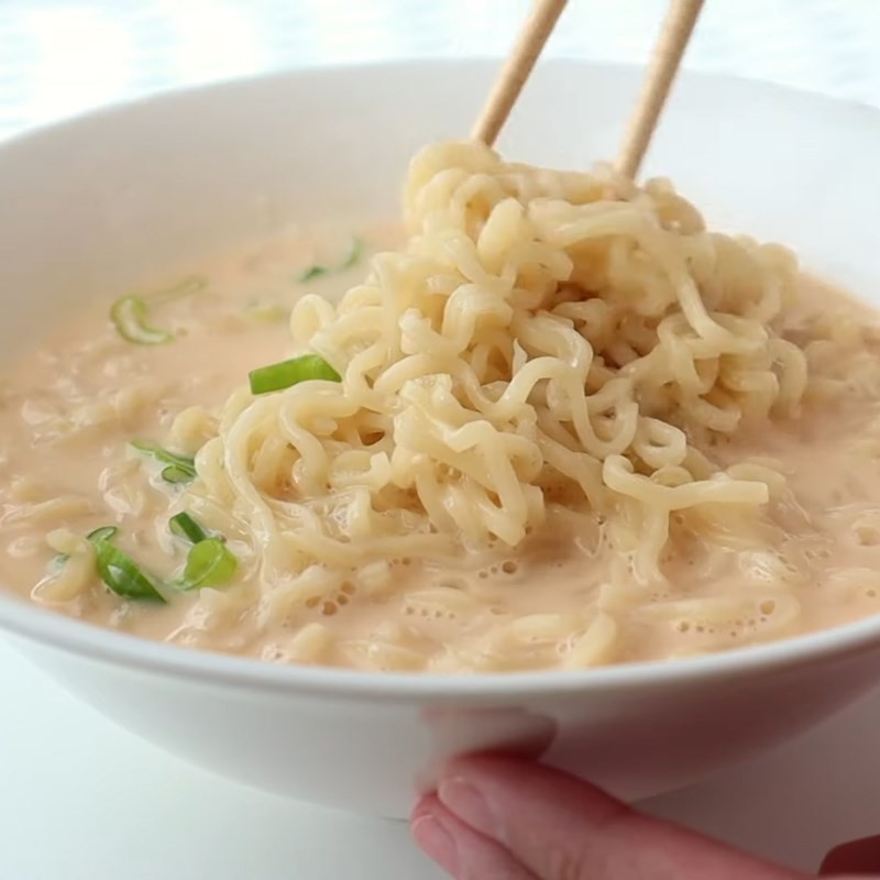 Một bát mì trứng khuấy thơm ngon, lựa chọn hoàn hảo cho cách nấu mì với tôm