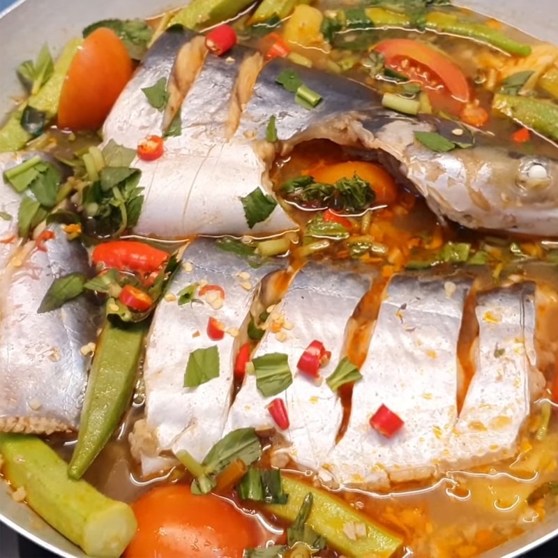 Lẩu cá tra chua cay thơm ngon kèm chén nước chấm đậm đà