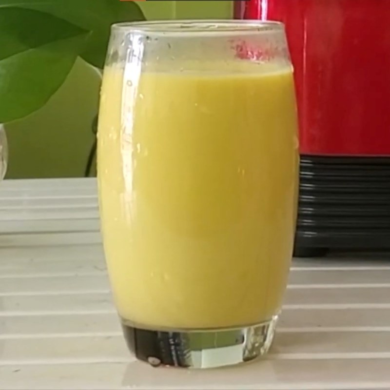 Hình ảnh cận cảnh một ly sữa hạt điều bí đỏ khác, cho thấy màu sắc và kết cấu tự nhiên