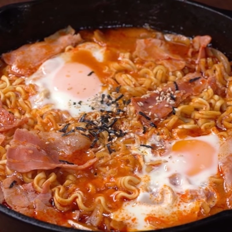 Món mì cay Samyang thịt xông khói thành phẩm hấp dẫn