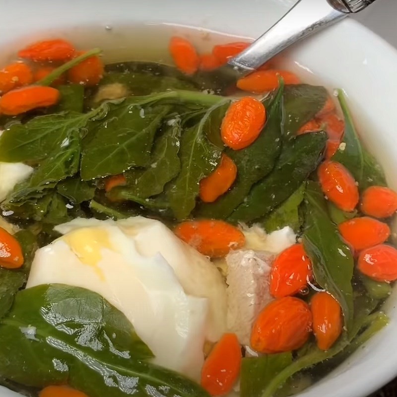 Món canh kỷ tử bổ dưỡng với sắc màu bắt mắt từ quả kỷ tử và rau xanh