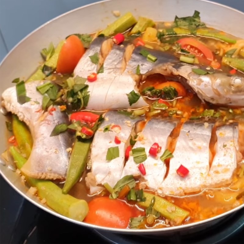 Thành phẩm lẩu cá tra chua cay nóng hổi, hấp dẫn