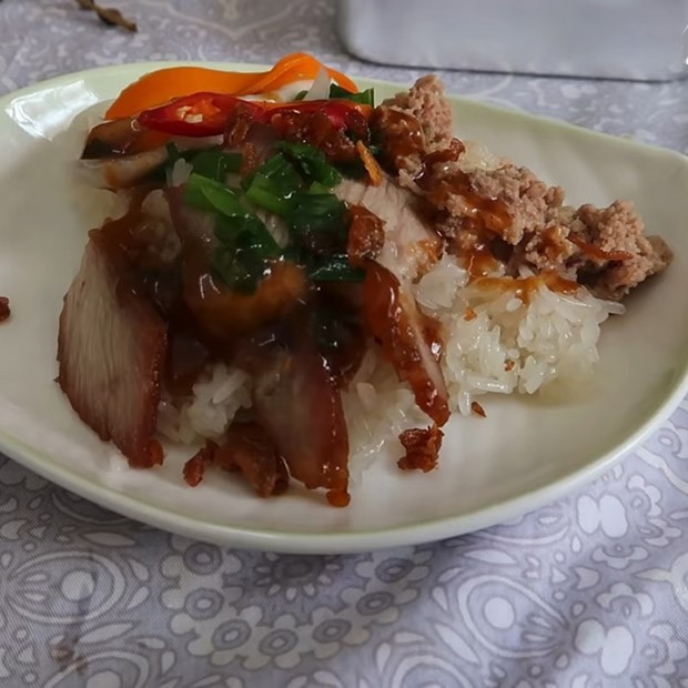 Đĩa xôi xá xíu thành phẩm hấp dẫn