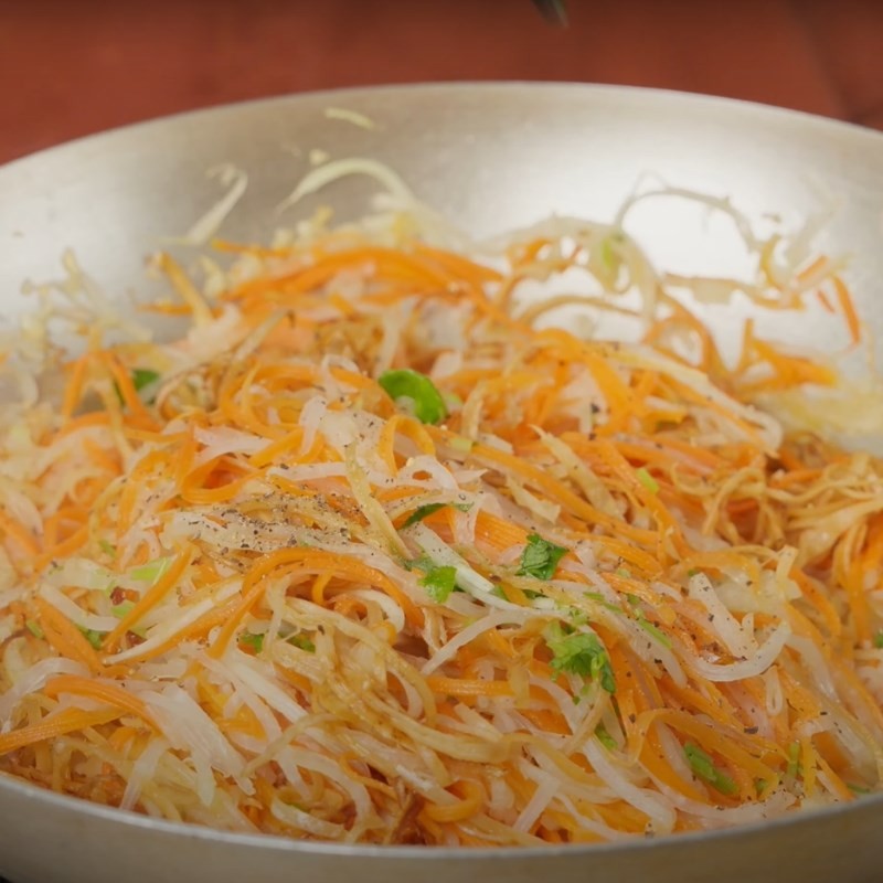 Thành phẩm món cà ri hải sản thơm ngon, đậm đà, sẵn sàng để thưởng thức cùng bánh mì nướng giòn.