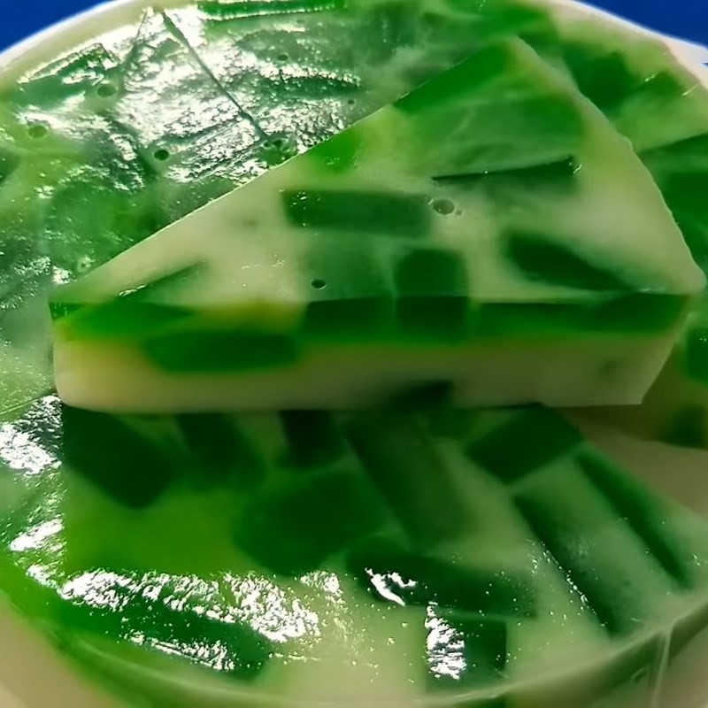 Thành phẩm rau câu nước cốt dừa thạch lá dứa được cắt thành miếng vuông, bày trên đĩa, nổi bật với màu trắng béo của dừa và màu xanh tươi của lá dứa xen kẽ