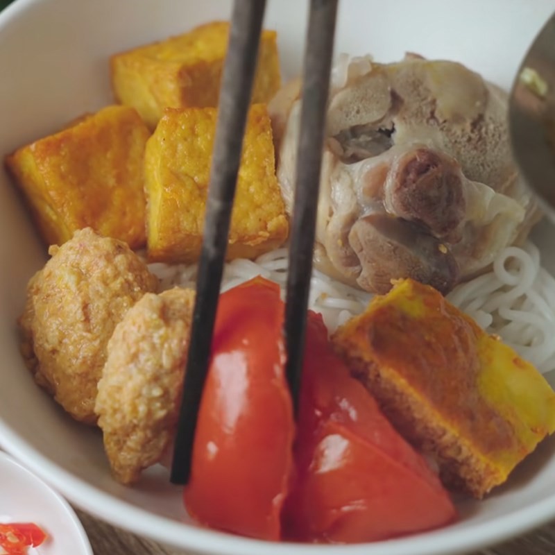 Tô bún riêu cua giả nóng hổi, đầy đặn, hấp dẫn với giò heo và riêu