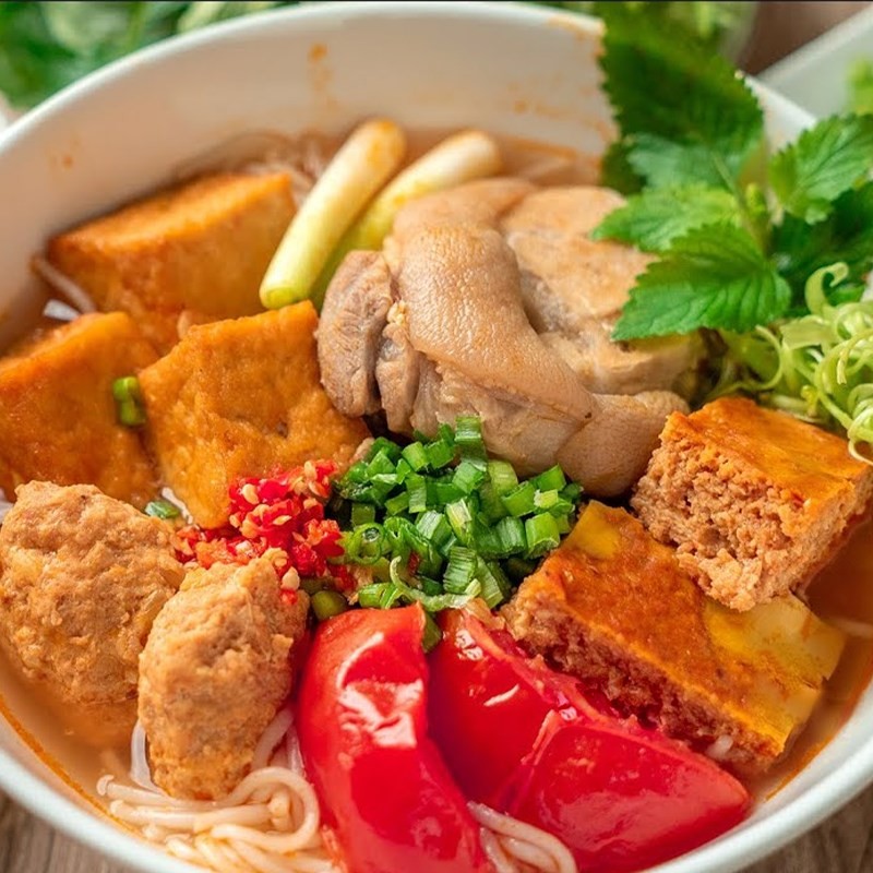 Bún riêu cua giả với màu sắc bắt mắt, hành ngò và ớt trang trí