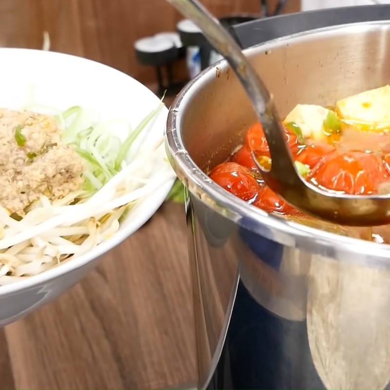 Tô bún riêu cua hộp nóng hổi, thơm ngon, đậm đà hương vị truyền thống