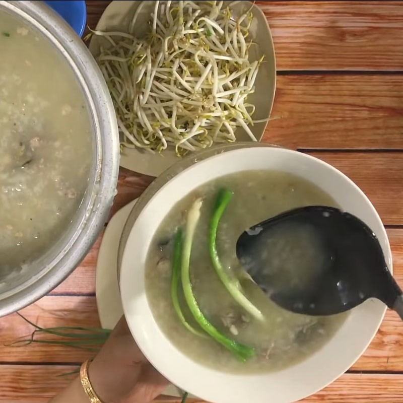 Tô cháo hàu đậu xanh thịt băm nóng hổi, đầy đủ dinh dưỡng, hấp dẫn mọi thành viên gia đình