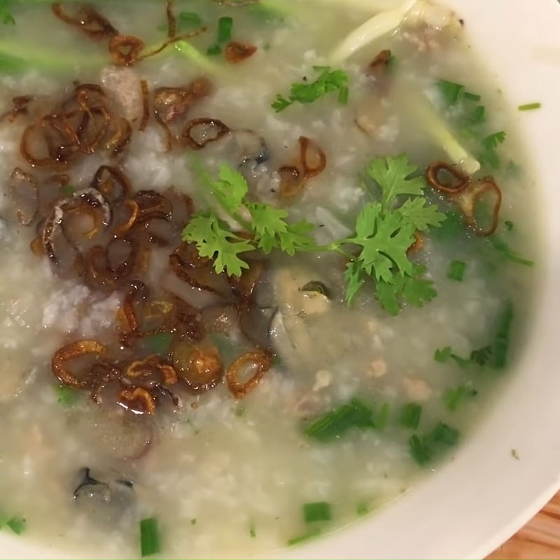 Cháo hàu đậu xanh thịt băm với màu sắc bắt mắt và hương vị đậm đà
