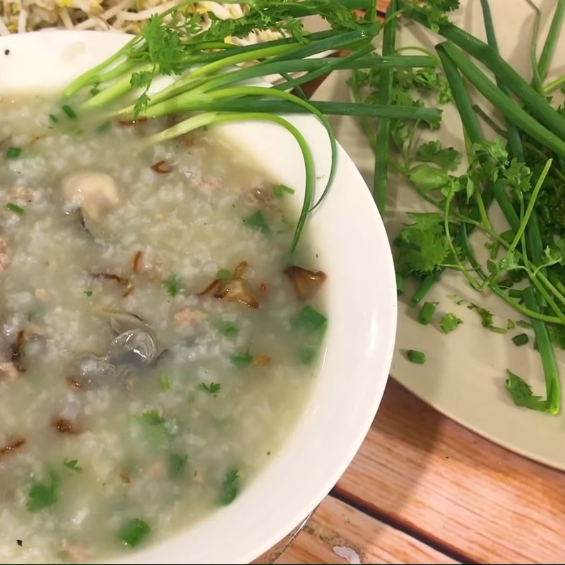 Món cháo hàu đậu xanh thịt băm bổ dưỡng, dễ ăn, phù hợp cho bữa sáng hoặc bữa phụ