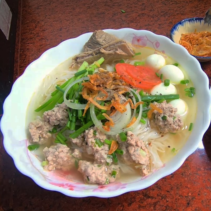 Cận cảnh tô bún thịt cà chua hấp dẫn, màu sắc hài hòa và hương vị đậm đà