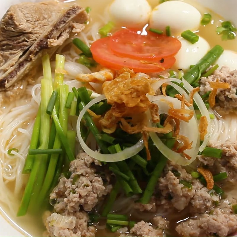 Bún thịt cà chua thành phẩm, thưởng thức cùng rau xà lách và giá đỗ tươi ngon