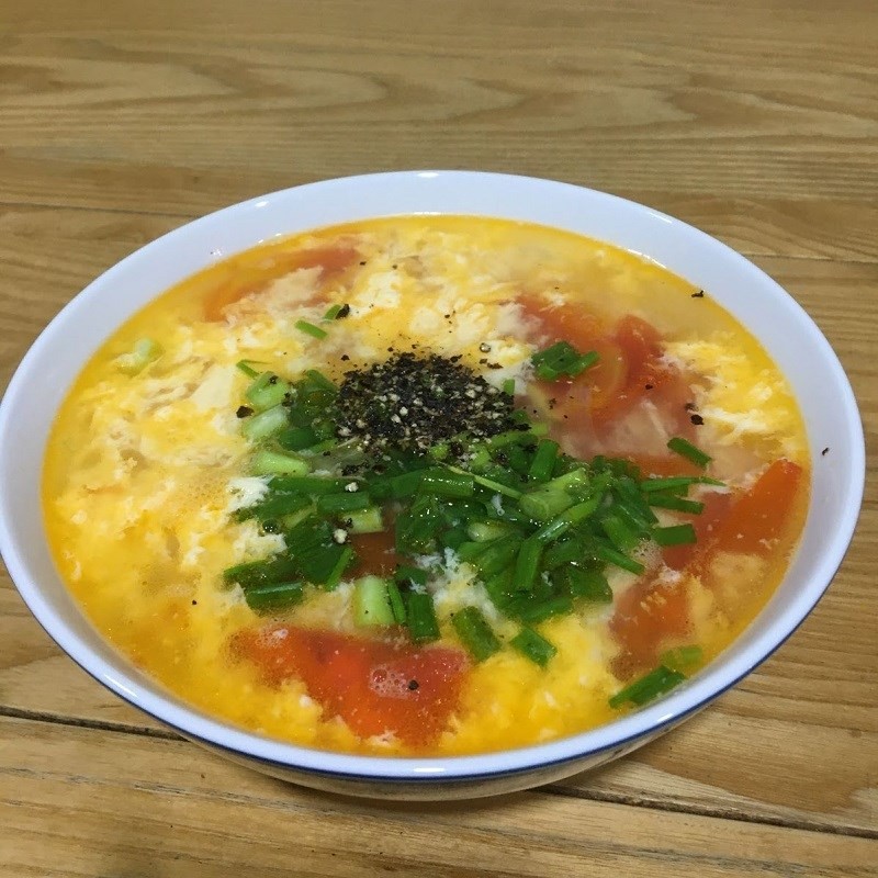 Tô canh cà chua trứng (canh mây) đã hoàn thành, trứng bông mịn và màu sắc hấp dẫn