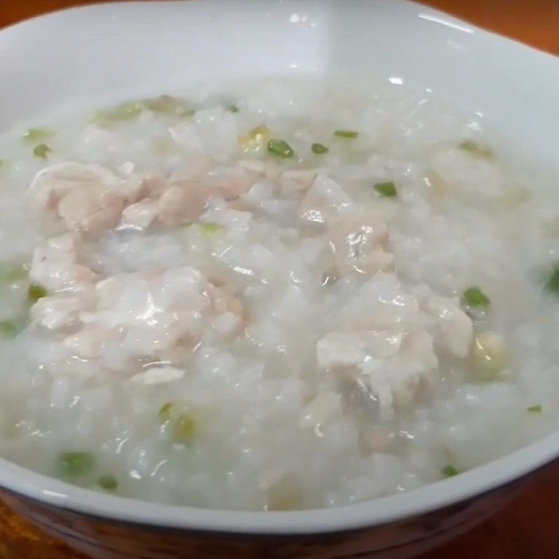 Bát cháo óc heo hành lá đã nấu xong, thơm lừng và hấp dẫn