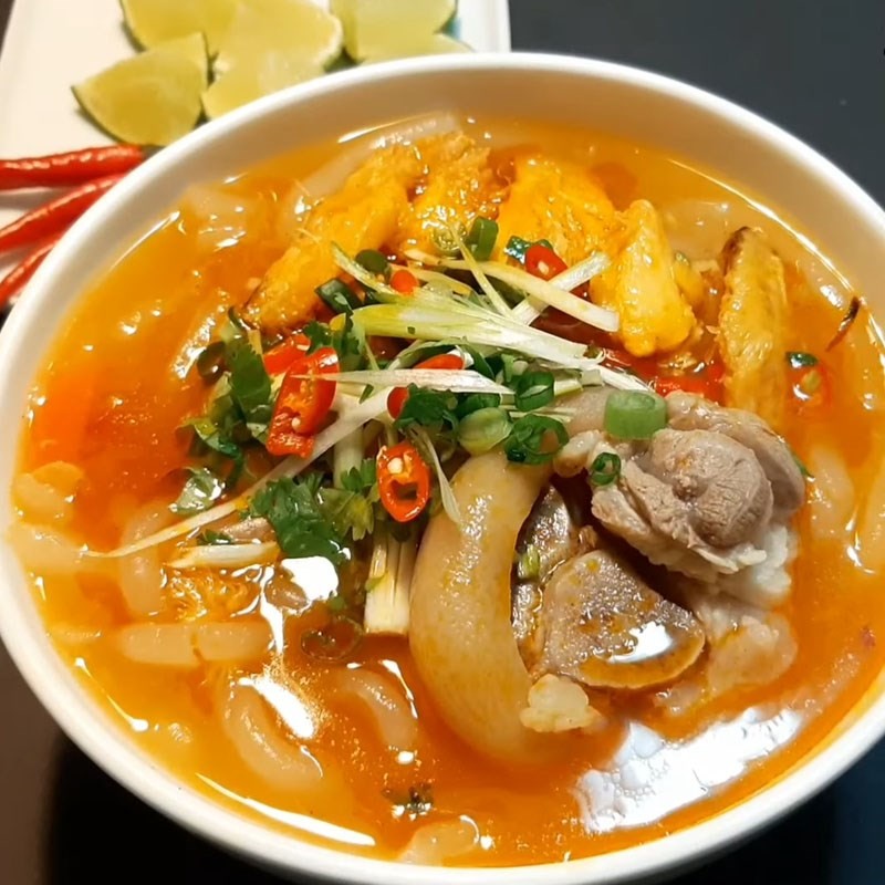 Bát bánh canh cua giò heo thơm ngon hoàn chỉnh, sẵn sàng thưởng thức