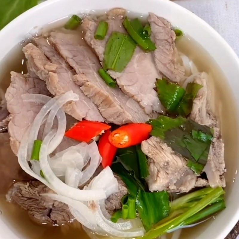Bát bánh canh cua đồng cốt dừa được trình bày đẹp mắt, sẵn sàng để thưởng thức