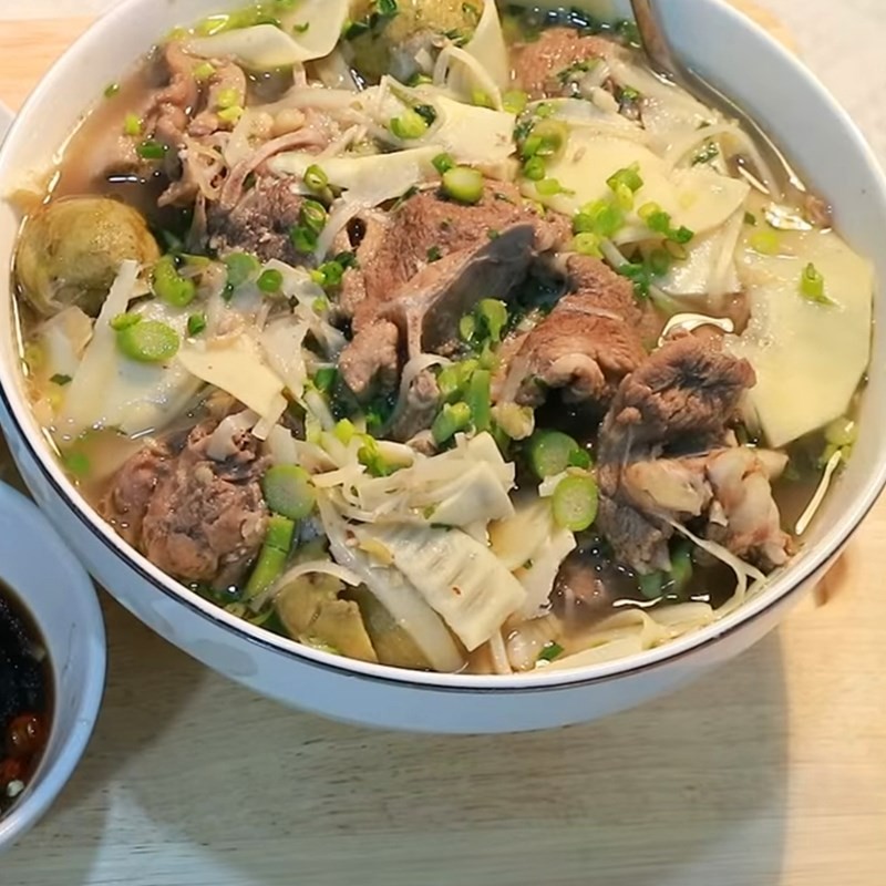 Tô vịt om măng sấu thành phẩm, hấp dẫn với màu sắc bắt mắt và mùi thơm lôi cuốn