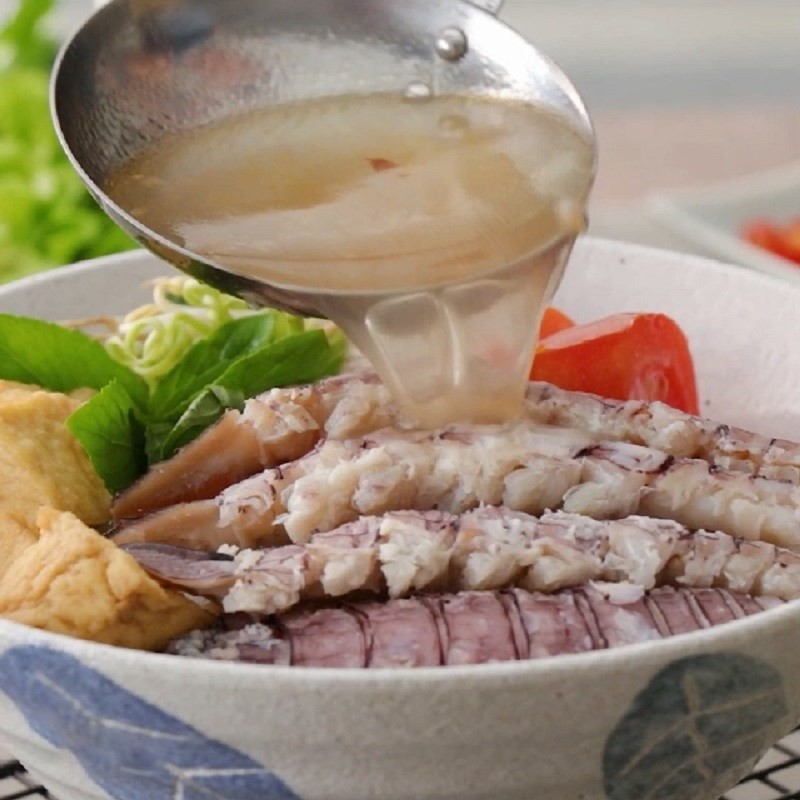 Hình ảnh thành phẩm sữa hạt điều hạt sen trong ly thủy tinh, có thể thêm đường nếu thích