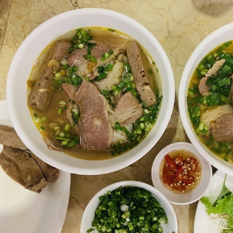 Tô bún nạm bò thành phẩm đầy đủ thịt, bún, rau và nước dùng đậm đà