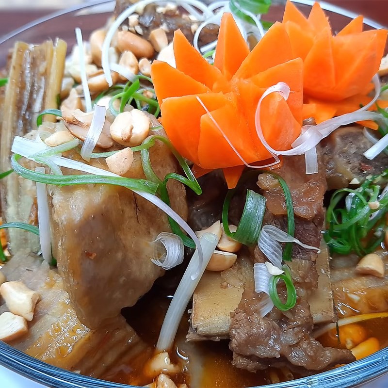 Món sườn bò hầm sả hấp dẫn, thịt mềm, khoai bùi.