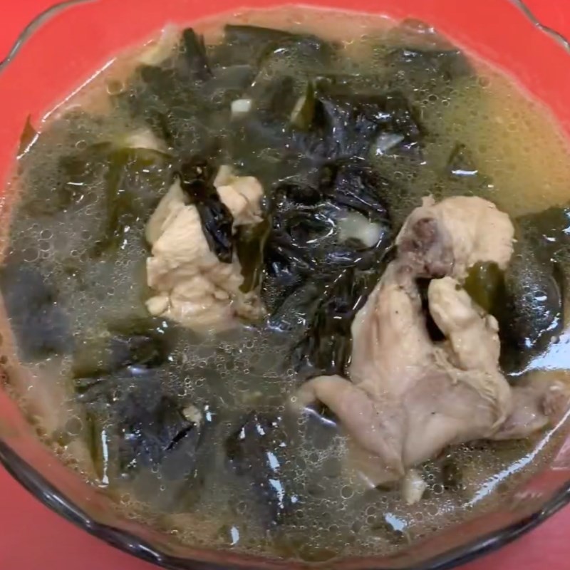 Thành phẩm canh rong biển nấu thịt gà hấp dẫn, một món ăn thay thế hoặc bổ sung cho cách nấu canh trứng gà.