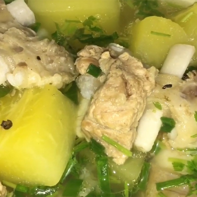 Bát thành phẩm canh trứng gà rong biển với sợi trứng tơi, nước dùng trong, sẵn sàng thưởng thức.