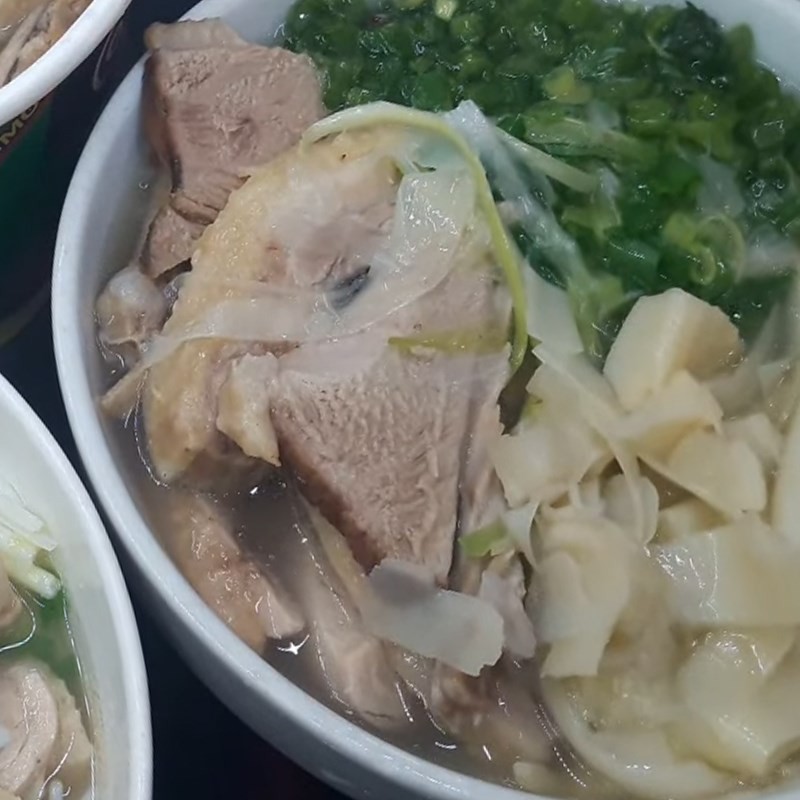 Tô bún ngan ngon nóng hổi với thịt ngan thái lát, măng chua và hành lá xanh tươi, sẵn sàng để thưởng thức