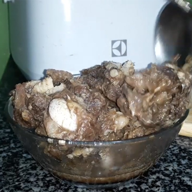 Một góc chụp khác của tô bún ngan ngon hấp dẫn, cho thấy rõ các nguyên liệu tươi ngon và nước dùng trong vắt