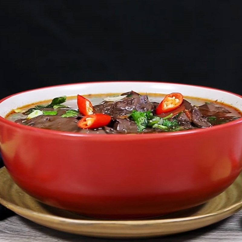 Tô canh huyết heo nấu cay nóng hổi, hấp dẫn