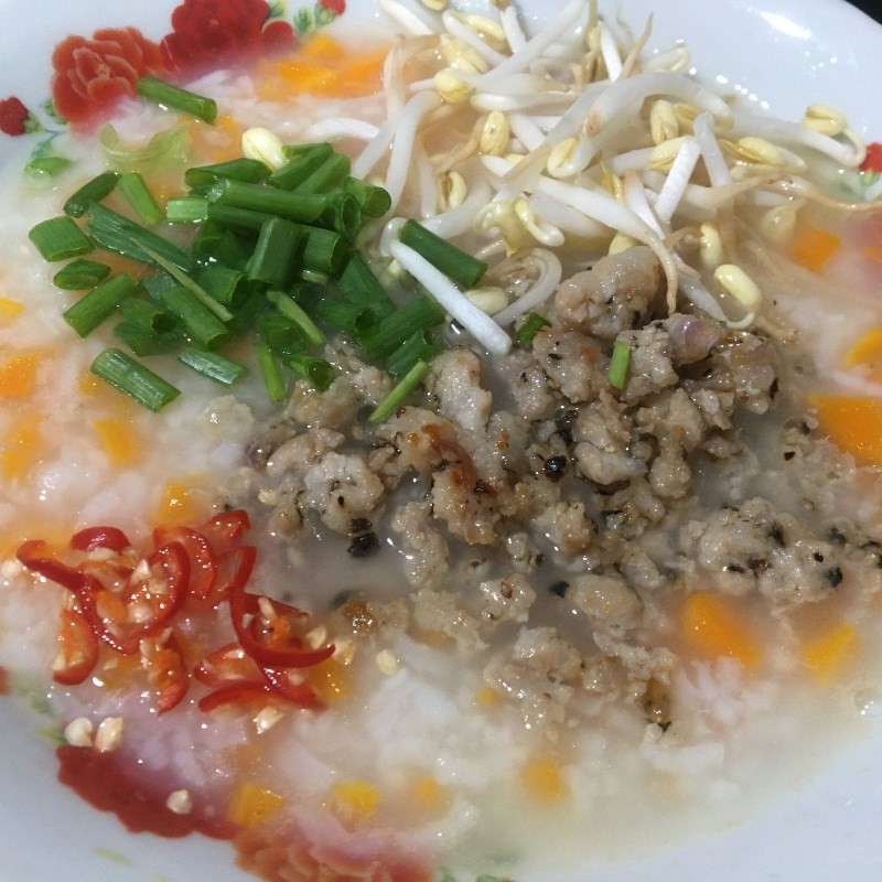 Bát cháo cà rốt thịt băm thơm ngon, bổ dưỡng khi hoàn thành