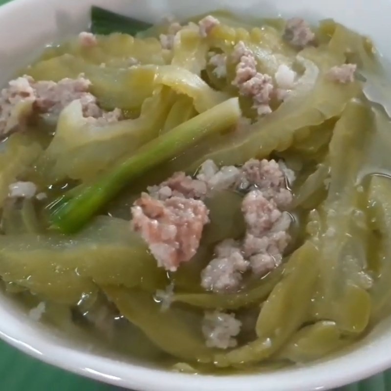 Thành phẩm món canh khổ qua thịt bằm thái lát hấp dẫn