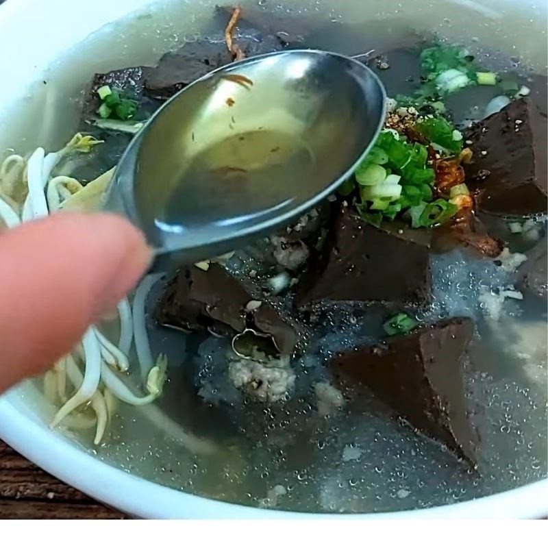 Thành phẩm cháo huyết thịt băm với rau thơm